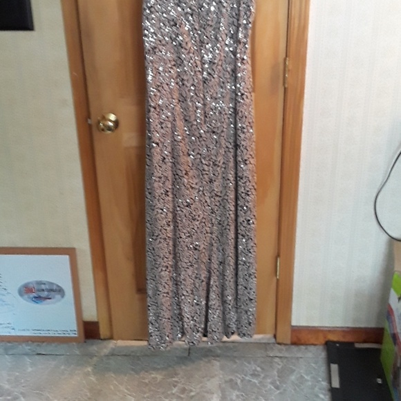 Gown - Picture 3 of 4